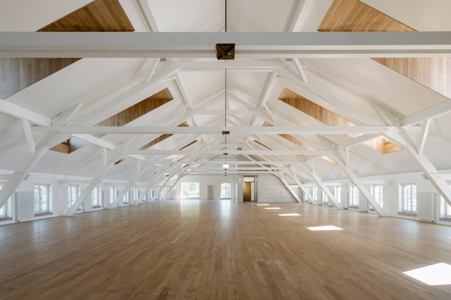 777m² bureau, photo 1 sur 9