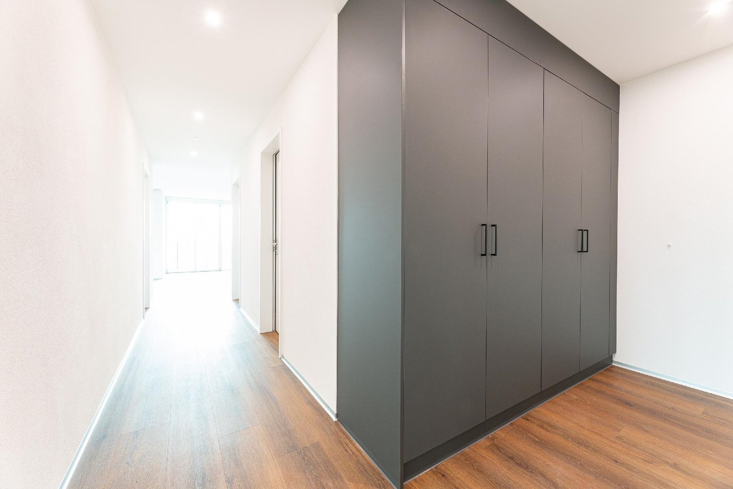 Appartement de 2 ½ pièces

**Seemoosholzstrasse 7b**

Nous louons un **appartement de 2.5 pièces spacieux et moderne au 1er étage**, qui séduit par son atmosphère lumineuse et agréable ainsi que par son agencement réfléchi des pièces.

L'appartement vous offre un foyer confortable avec des équipemen, photo 2 sur 10