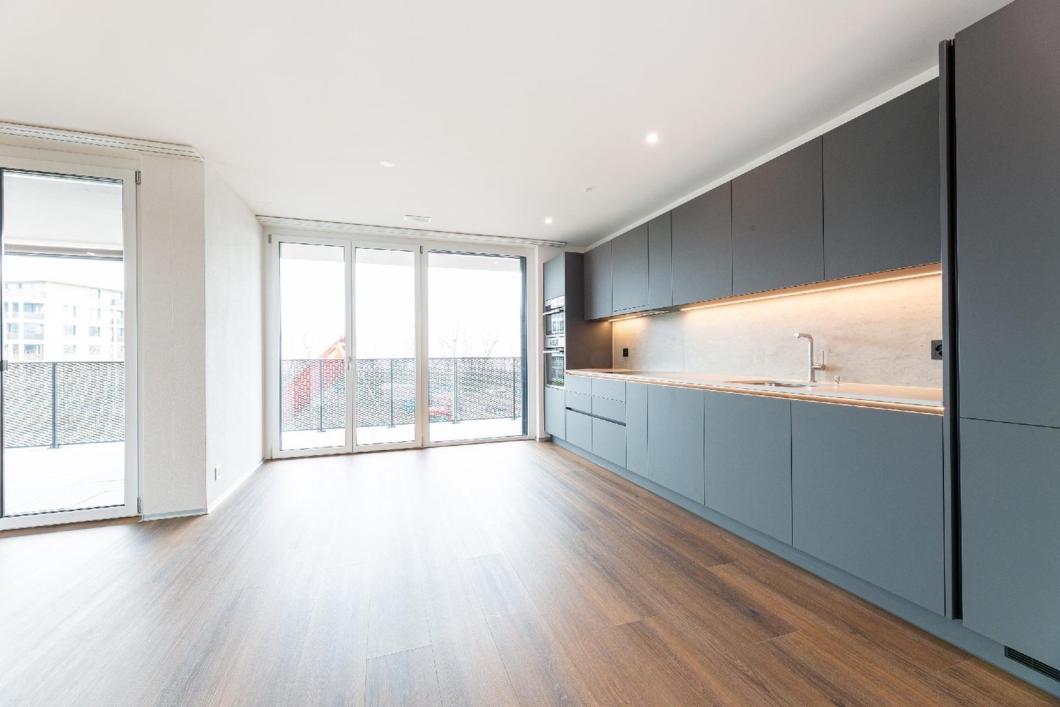 Appartement de 2 ½ pièces

**Seemoosholzstrasse 7b**

Nous louons un **appartement de 2.5 pièces spacieux et moderne au 1er étage**, qui séduit par son atmosphère lumineuse et agréable ainsi que par son agencement réfléchi des pièces.

L'appartement vous offre un foyer confortable avec des équipemen, photo 1 sur 10