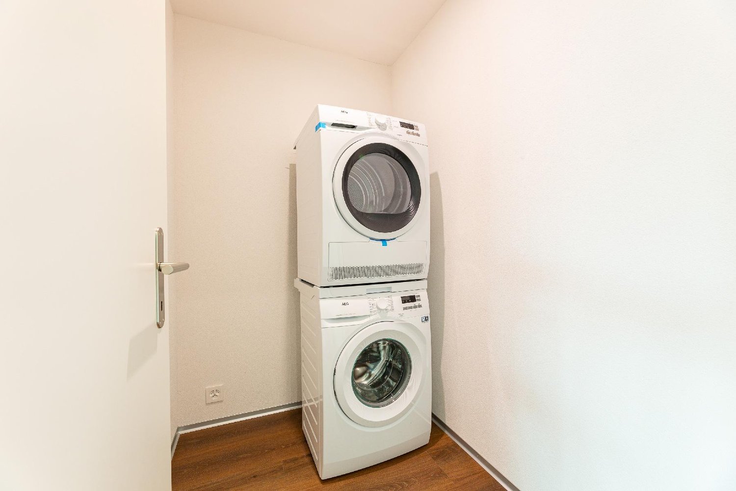 Appartement de 2 ½ pièces

**Seemoosholzstrasse 7b**

Nous louons un **appartement de 2.5 pièces spacieux et moderne au 1er étage**, qui séduit par son atmosphère lumineuse et agréable ainsi que par son agencement réfléchi des pièces.

L'appartement vous offre un foyer confortable avec des équipemen, photo 8 sur 10