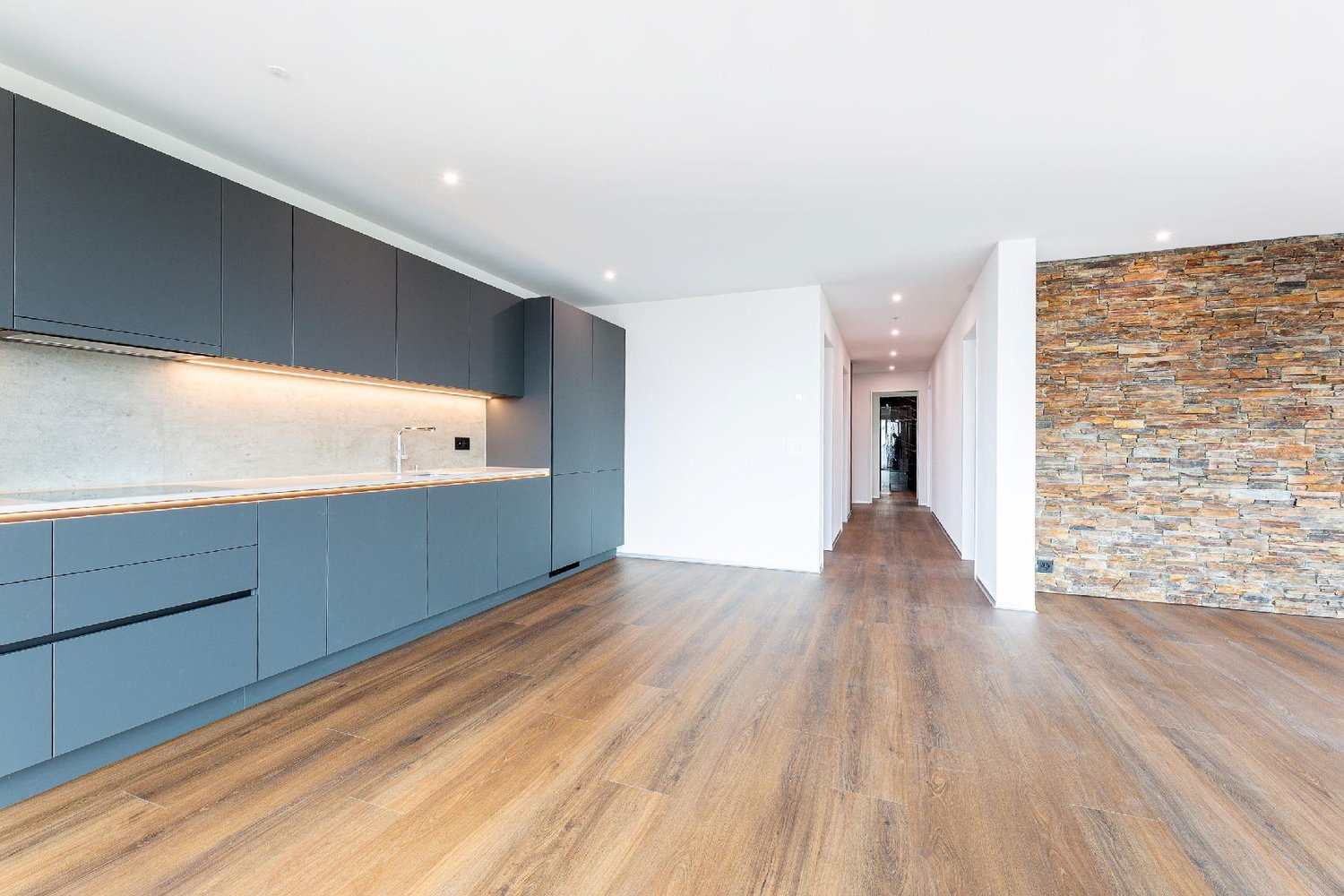Appartement de 2 ½ pièces

**Seemoosholzstrasse 7b**

Nous louons un **appartement de 2.5 pièces spacieux et moderne au 1er étage**, qui séduit par son atmosphère lumineuse et agréable ainsi que par son agencement réfléchi des pièces.

L'appartement vous offre un foyer confortable avec des équipemen, photo 5 sur 10