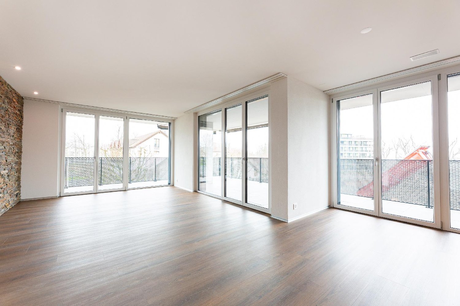 Appartement de 2 ½ pièces

**Seemoosholzstrasse 7b**

Nous louons un **appartement de 2.5 pièces spacieux et moderne au 1er étage**, qui séduit par son atmosphère lumineuse et agréable ainsi que par son agencement réfléchi des pièces.

L'appartement vous offre un foyer confortable avec des équipemen, photo 3 sur 10