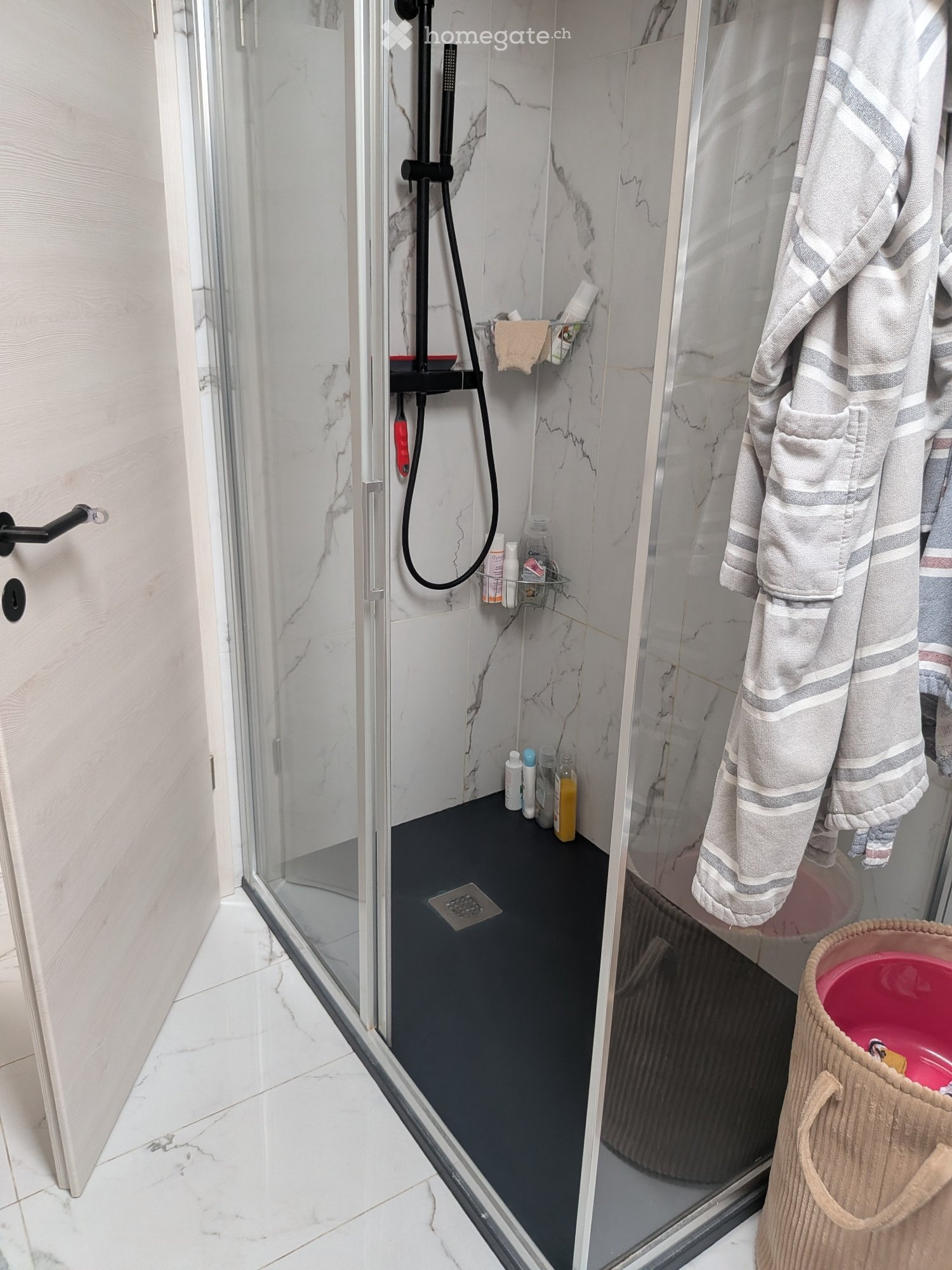 Appartement de 3 ½ pièces

Recherche repreneur pour location de 3.5 pièces. 
Mansarde moderne et lumineuse, récemment rénovée. Dans une maison historique rénovée de seulement trois appartements à deux pas du centre : 
6 minutes de la gare ferroviaire de Bellinzona. 
10 minutes à pied du centre. 
3 m, photo 2 sur 5