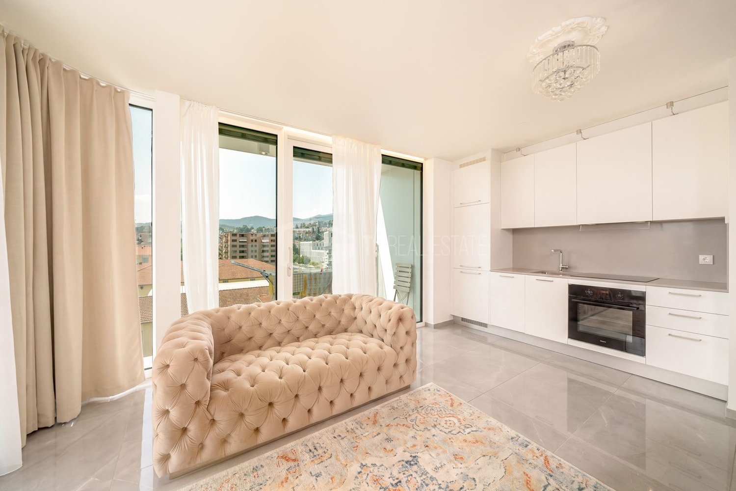 Élégant appartement de 2.5 pièces dans une nouvelle résidence à Lugano

Nous sommes heureux de vous présenter cet élégant appartement de 2.5 pièces au cinquième étage d'une résidence nouvellement construite à Lugano.

Le bien offre une magnifique vue ouverte et imprenable, sans bâtiments directement, photo 4 sur 10