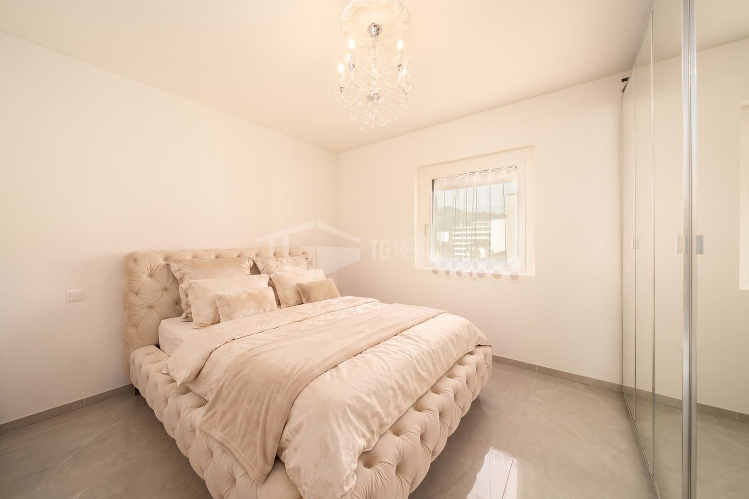 Élégant appartement de 2.5 pièces dans une nouvelle résidence à Lugano

Nous sommes heureux de vous présenter cet élégant appartement de 2.5 pièces au cinquième étage d'une résidence nouvellement construite à Lugano.

Le bien offre une magnifique vue ouverte et imprenable, sans bâtiments directement, photo 7 sur 10