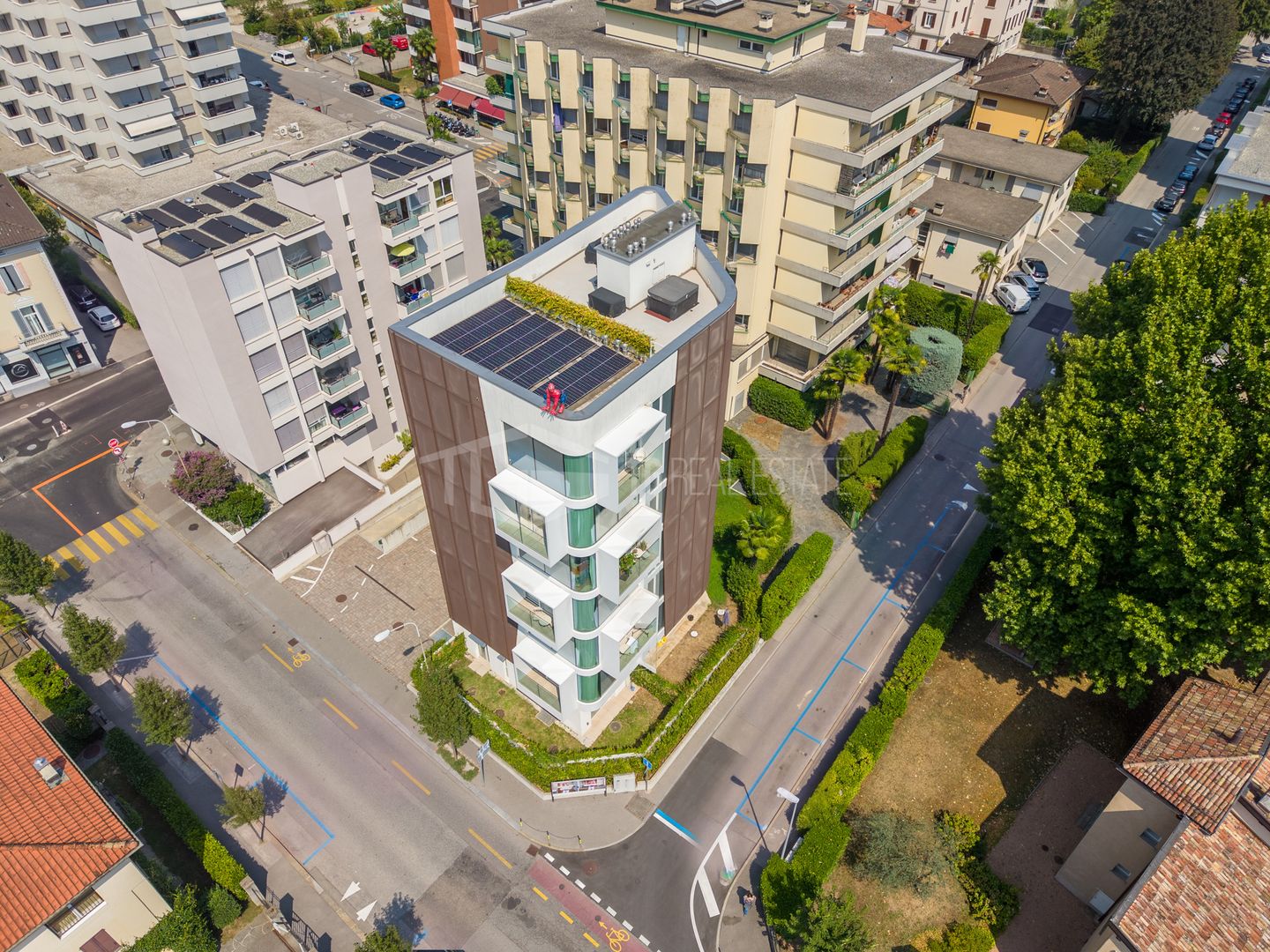 Élégant appartement de 2.5 pièces dans une nouvelle résidence à Lugano

Nous sommes heureux de vous présenter cet élégant appartement de 2.5 pièces au cinquième étage d'une résidence nouvellement construite à Lugano.

Le bien offre une magnifique vue ouverte et imprenable, sans bâtiments directement, photo 10 sur 10