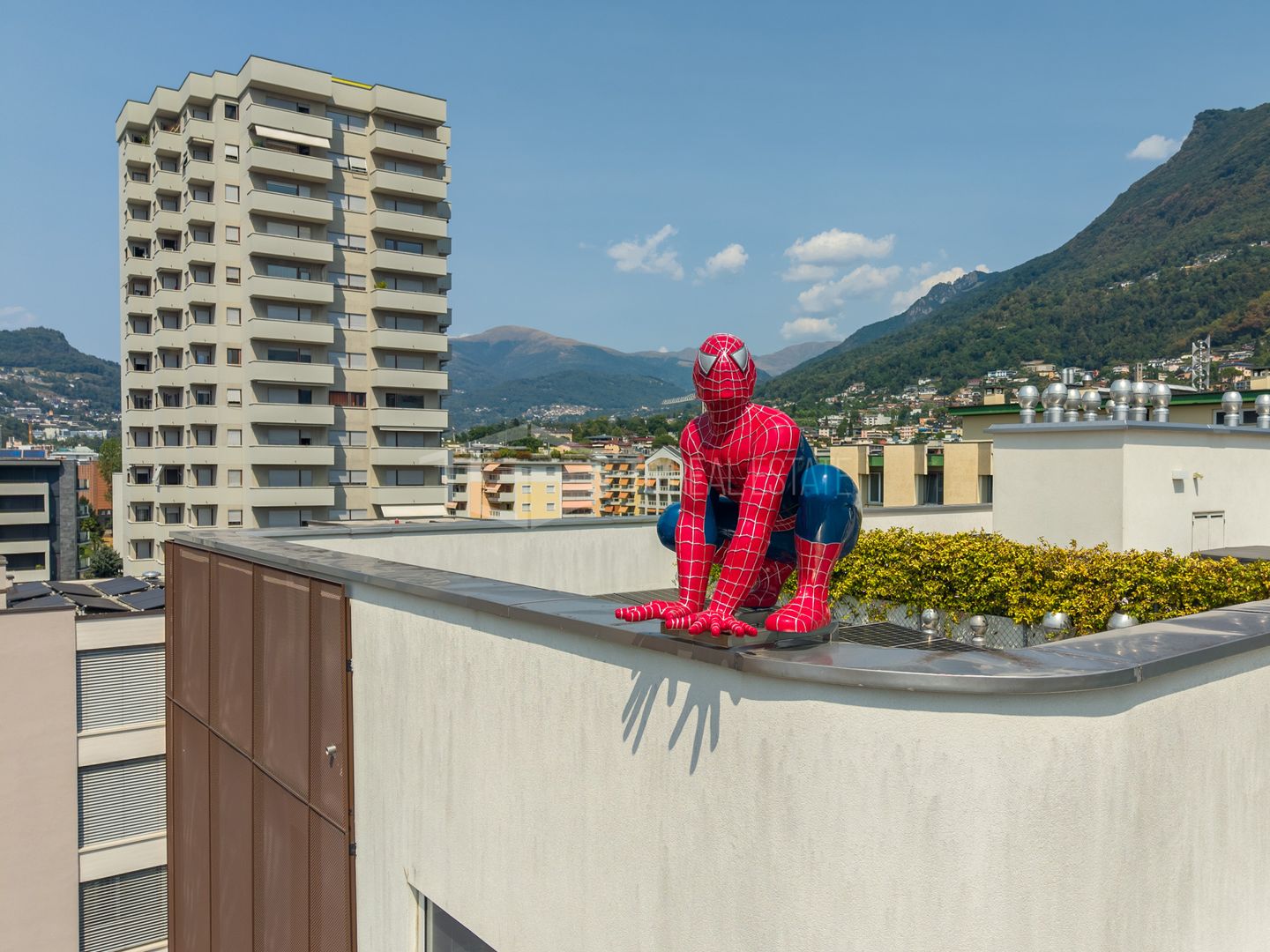 Élégant appartement de 2.5 pièces dans une nouvelle résidence à Lugano

Nous sommes heureux de vous présenter cet élégant appartement de 2.5 pièces au cinquième étage d'une résidence nouvellement construite à Lugano.

Le bien offre une magnifique vue ouverte et imprenable, sans bâtiments directement, photo 9 sur 10