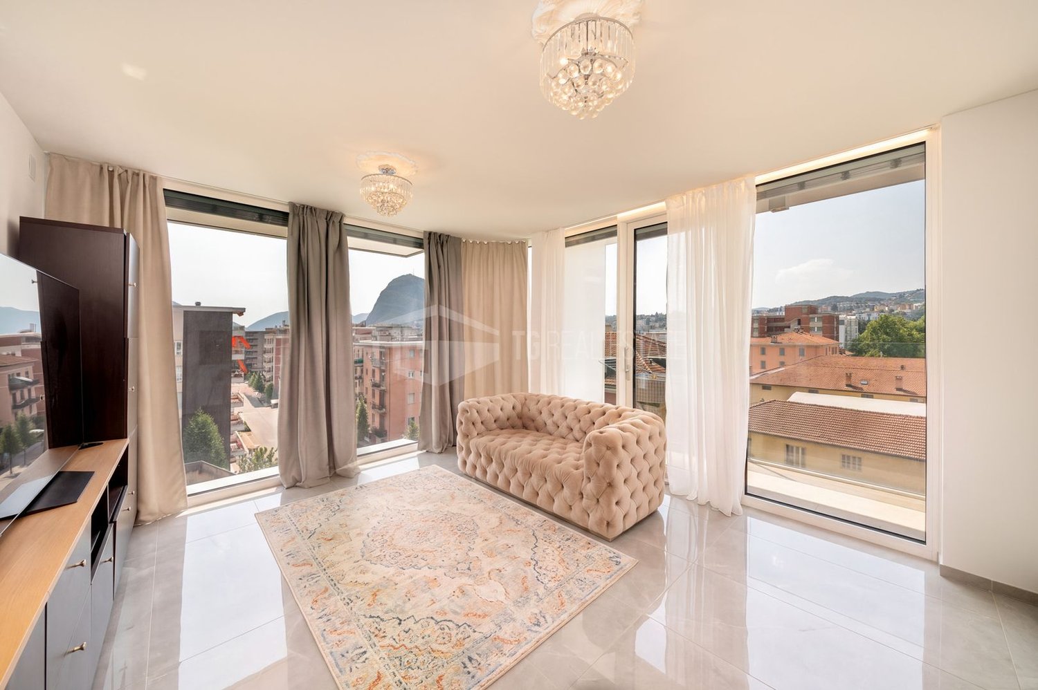 Élégant appartement de 2.5 pièces dans une nouvelle résidence à Lugano

Nous sommes heureux de vous présenter cet élégant appartement de 2.5 pièces au cinquième étage d'une résidence nouvellement construite à Lugano.

Le bien offre une magnifique vue ouverte et imprenable, sans bâtiments directement, photo 1 sur 10