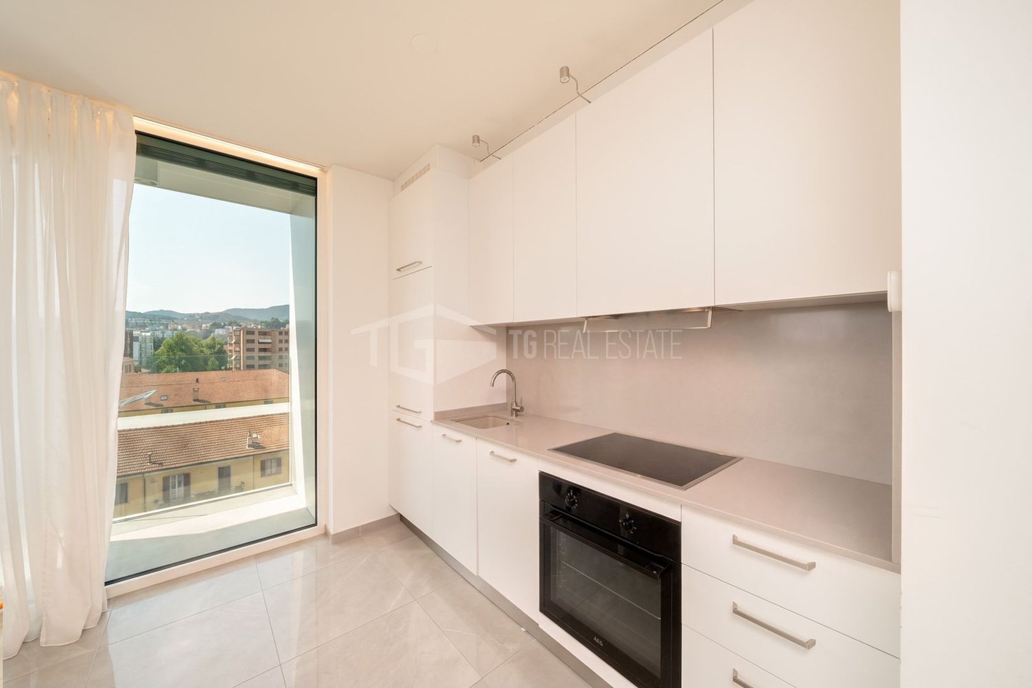 Élégant appartement de 2.5 pièces dans une nouvelle résidence à Lugano

Nous sommes heureux de vous présenter cet élégant appartement de 2.5 pièces au cinquième étage d'une résidence nouvellement construite à Lugano.

Le bien offre une magnifique vue ouverte et imprenable, sans bâtiments directement, photo 5 sur 10