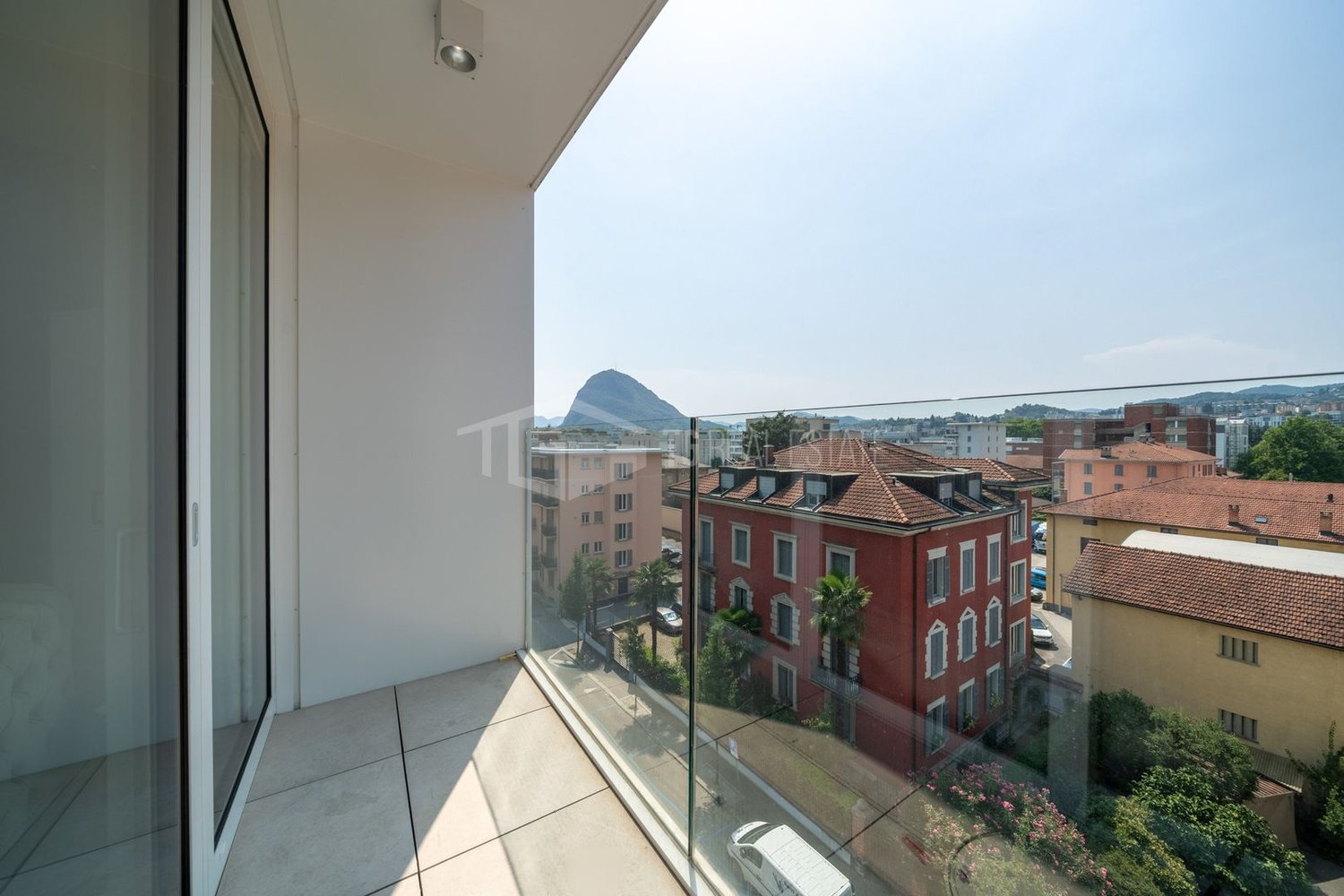 Élégant appartement de 2.5 pièces dans une nouvelle résidence à Lugano

Nous sommes heureux de vous présenter cet élégant appartement de 2.5 pièces au cinquième étage d'une résidence nouvellement construite à Lugano.

Le bien offre une magnifique vue ouverte et imprenable, sans bâtiments directement, photo 8 sur 10