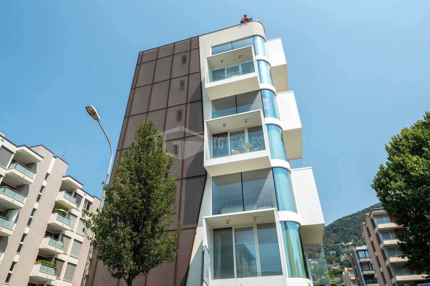 Élégant appartement de 2.5 pièces dans une nouvelle résidence à Lugano

Nous sommes heureux de vous présenter cet élégant appartement de 2.5 pièces au cinquième étage d'une résidence nouvellement construite à Lugano.

Le bien offre une magnifique vue ouverte et imprenable, sans bâtiments directement, photo 2 sur 10