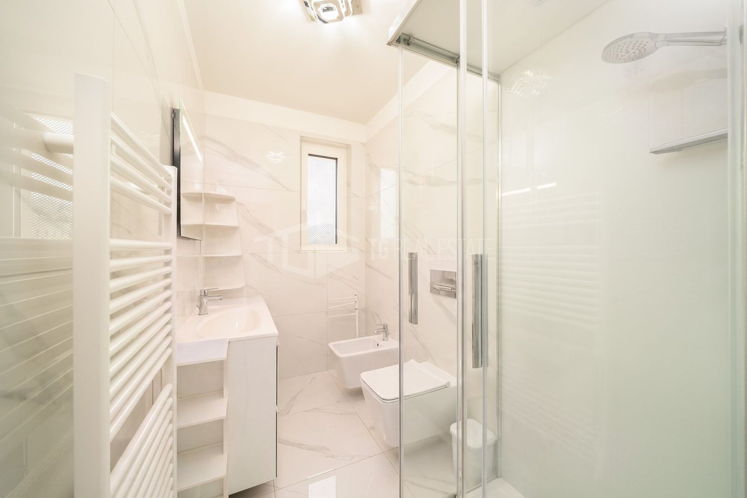 Élégant appartement de 2.5 pièces dans une nouvelle résidence à Lugano

Nous sommes heureux de vous présenter cet élégant appartement de 2.5 pièces au cinquième étage d'une résidence nouvellement construite à Lugano.

Le bien offre une magnifique vue ouverte et imprenable, sans bâtiments directement, photo 6 sur 10