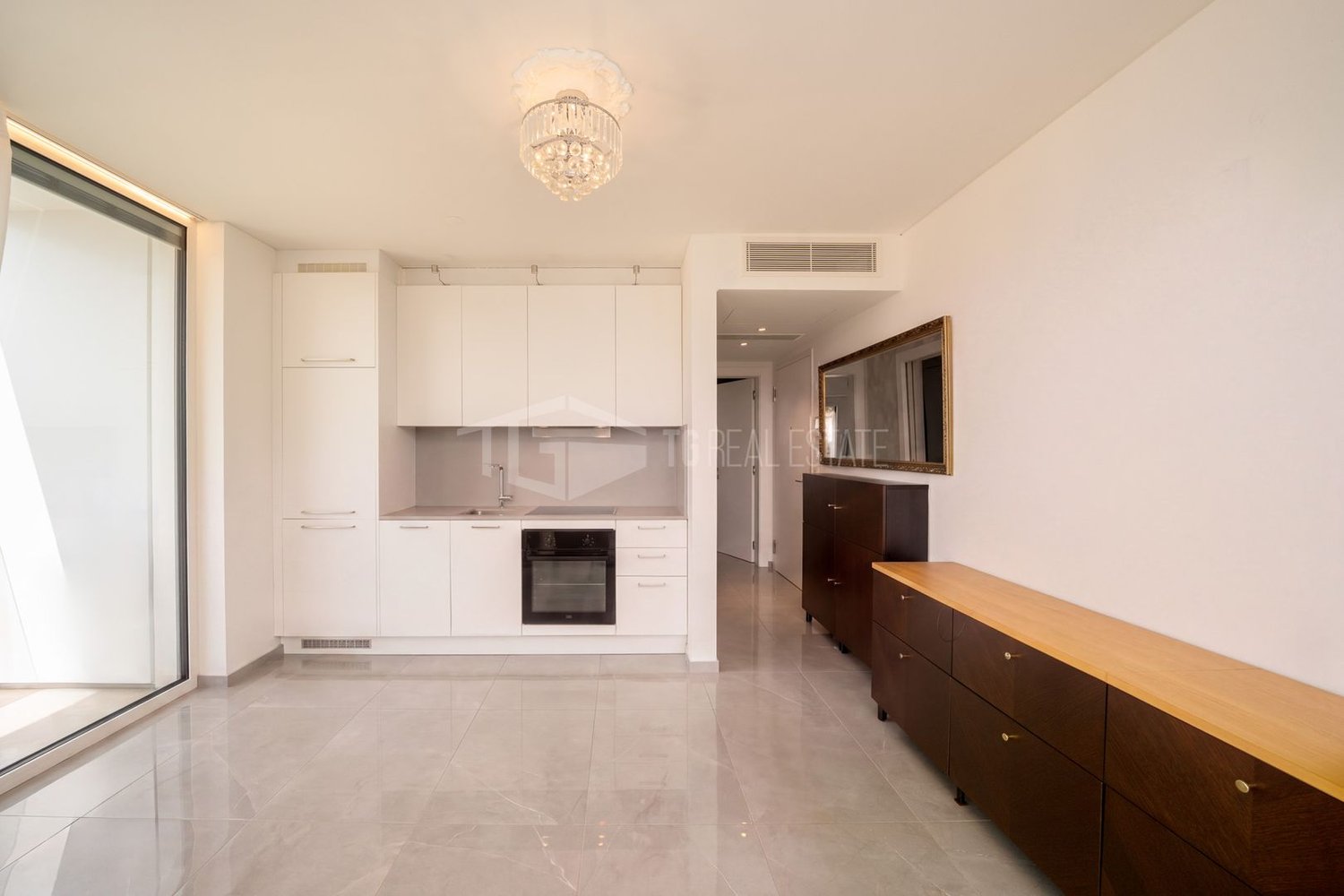 Élégant appartement de 2.5 pièces dans une nouvelle résidence à Lugano

Nous sommes heureux de vous présenter cet élégant appartement de 2.5 pièces au cinquième étage d'une résidence nouvellement construite à Lugano.

Le bien offre une magnifique vue ouverte et imprenable, sans bâtiments directement, photo 3 sur 10