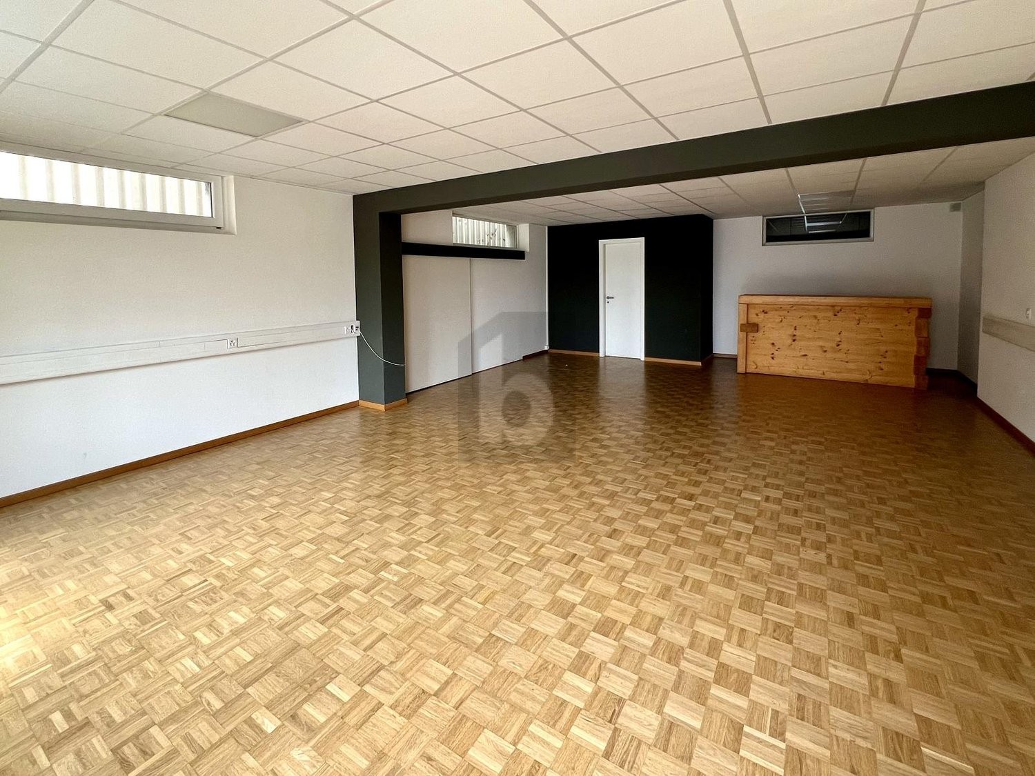 80m² office