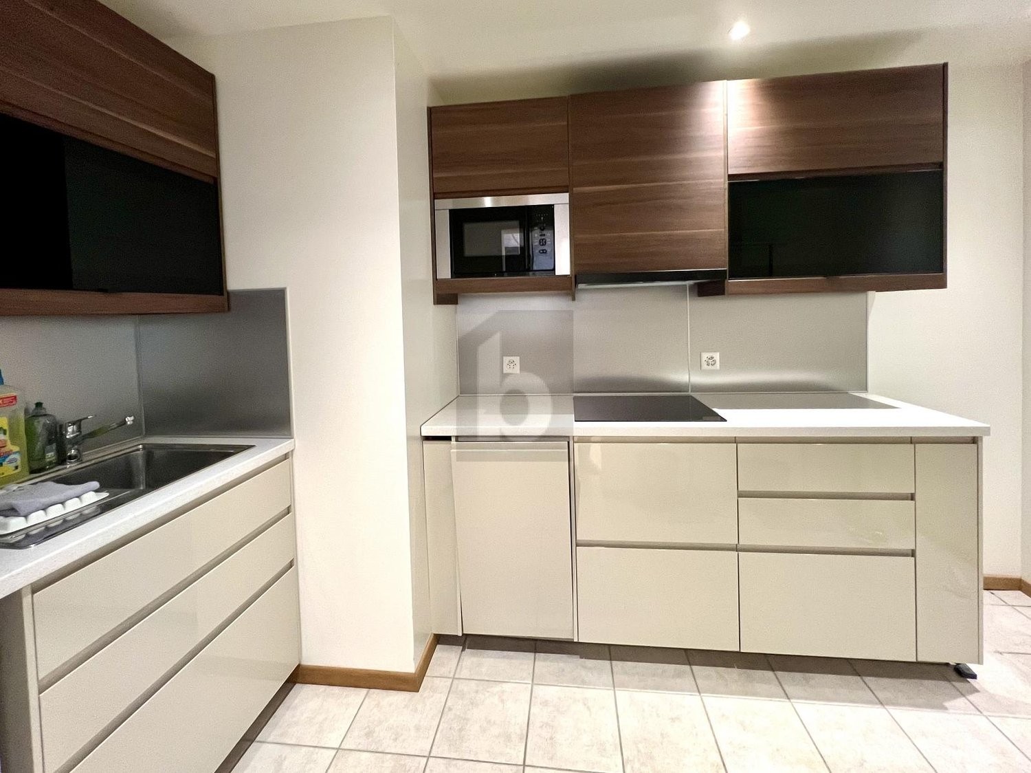 80m² office