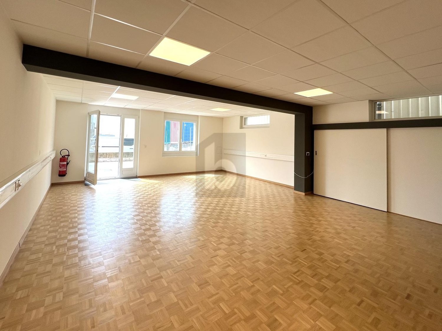 80m² office