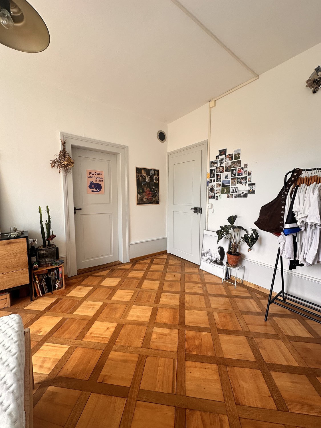 Chambre en colocation

La chambre en colocation est À DURÉE DÉTERMINÉE mais peut être envisagée pour une reprise complète après juin 2027. 

Elle est meublée et prête à être emménagée. 
Les commodes et les penderies seront complètement vidées et, si nécessaire, l'armoire de la pièce voisine peut éga, photo 3 sur 10