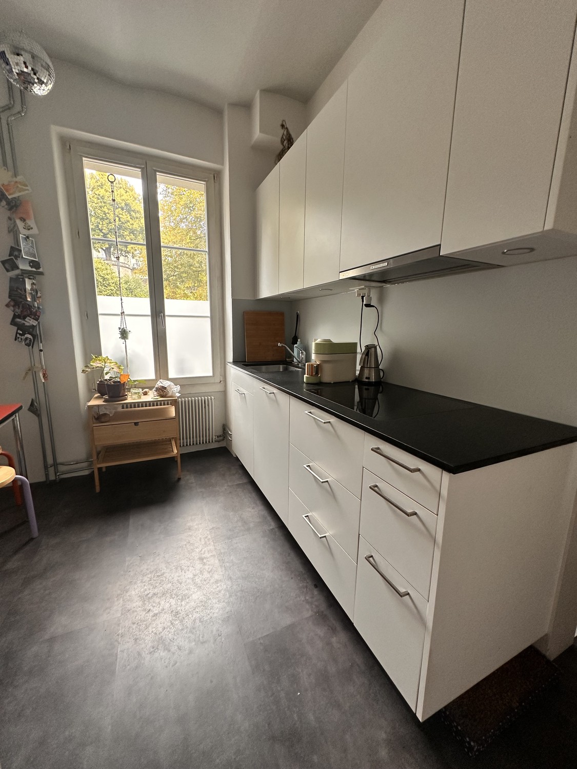 Chambre en colocation

La chambre en colocation est À DURÉE DÉTERMINÉE mais peut être envisagée pour une reprise complète après juin 2027. 

Elle est meublée et prête à être emménagée. 
Les commodes et les penderies seront complètement vidées et, si nécessaire, l'armoire de la pièce voisine peut éga, photo 7 sur 10