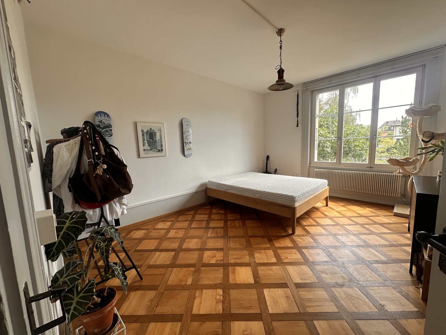 Chambre en colocation

La chambre en colocation est À DURÉE DÉTERMINÉE mais peut être envisagée pour une reprise complète après juin 2027. 

Elle est meublée et prête à être emménagée. 
Les commodes et les penderies seront complètement vidées et, si nécessaire, l'armoire de la pièce voisine peut éga, photo 4 sur 10
