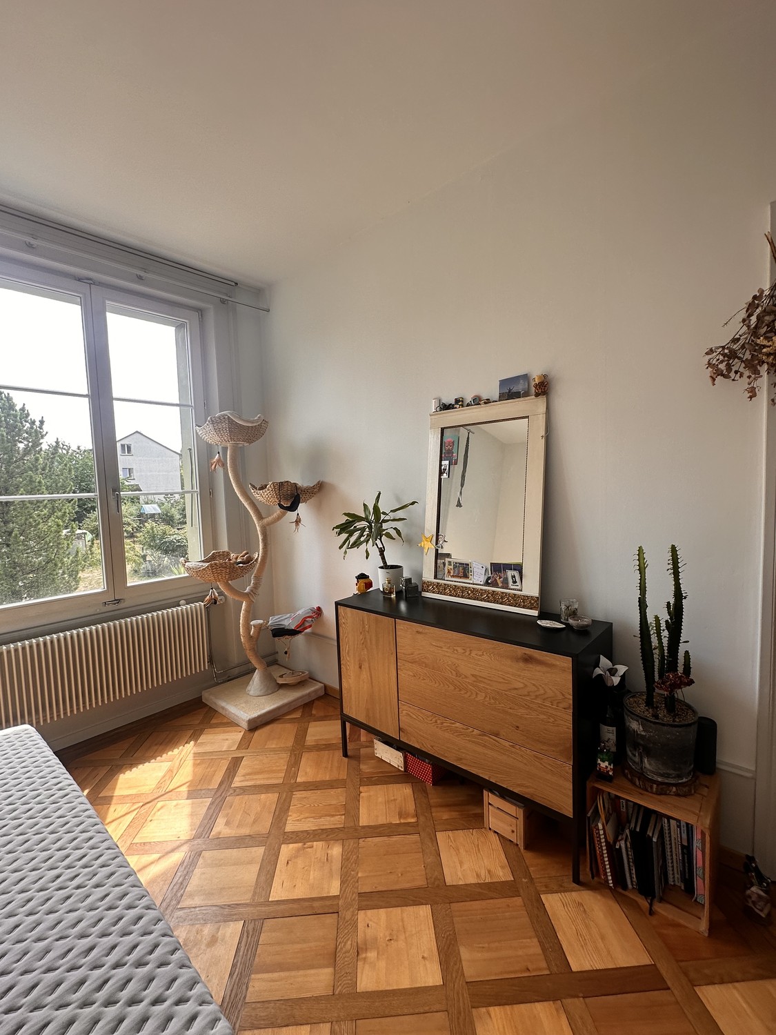 Chambre en colocation

La chambre en colocation est À DURÉE DÉTERMINÉE mais peut être envisagée pour une reprise complète après juin 2027. 

Elle est meublée et prête à être emménagée. 
Les commodes et les penderies seront complètement vidées et, si nécessaire, l'armoire de la pièce voisine peut éga, photo 1 sur 10