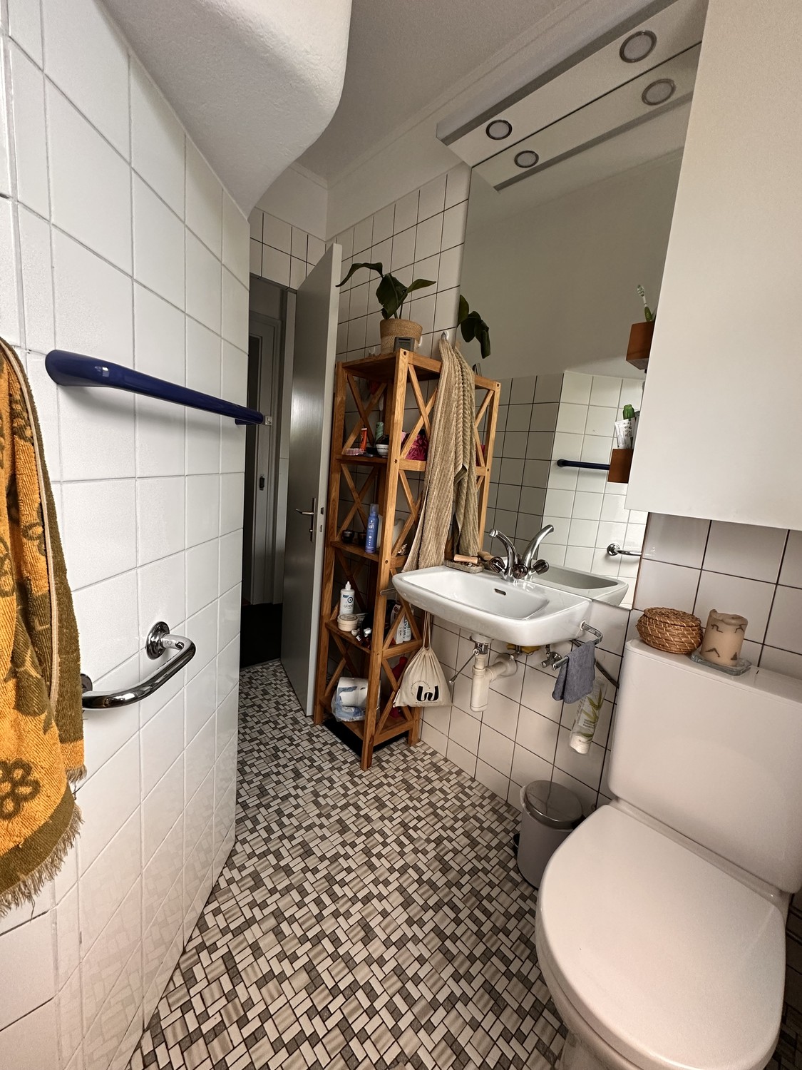 Chambre en colocation

La chambre en colocation est À DURÉE DÉTERMINÉE mais peut être envisagée pour une reprise complète après juin 2027. 

Elle est meublée et prête à être emménagée. 
Les commodes et les penderies seront complètement vidées et, si nécessaire, l'armoire de la pièce voisine peut éga, photo 8 sur 10