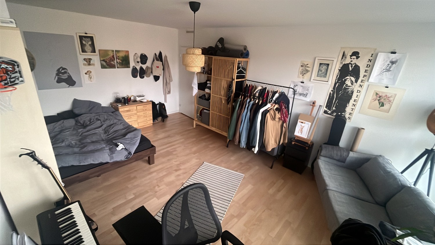 Chambre en colocation

Je pars en courtes vacances et je sous-loue ma chambre pour un séjour temporaire !
La sous-location s'étend du 30 septembre au 14 octobre. Le loyer mensuel est de 1'190 francs, donc pour le **séjour de 14 jours, cela sera de 555 francs**, charges comprises.

La chambre elle-mê