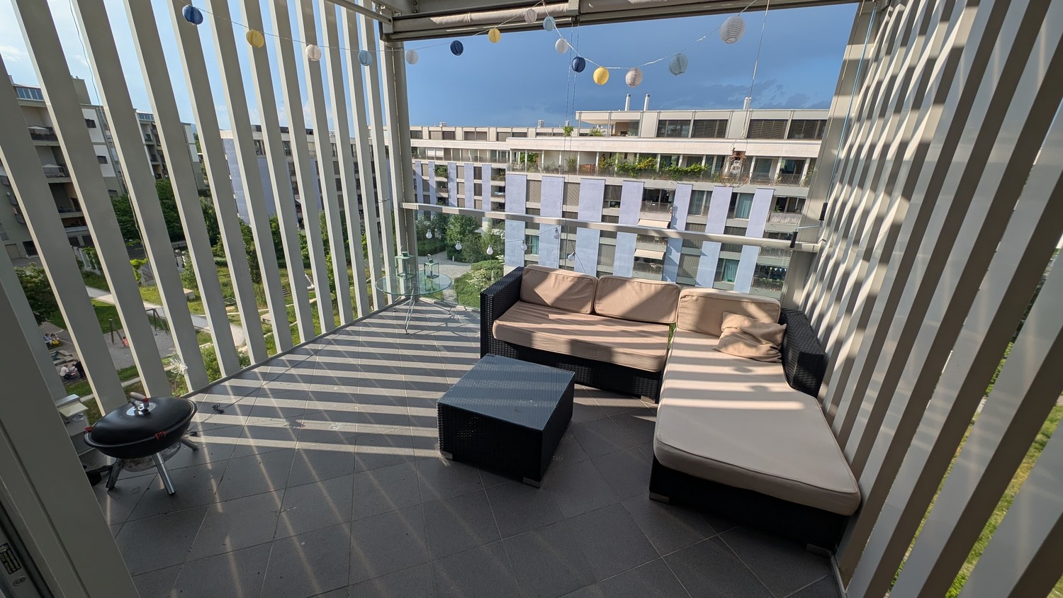 Chambre en colocation

Je pars en courtes vacances et je sous-loue ma chambre pour un séjour temporaire !
La sous-location s'étend du 30 septembre au 14 octobre. Le loyer mensuel est de 1'190 francs, donc pour le **séjour de 14 jours, cela sera de 555 francs**, charges comprises.

La chambre elle-mê