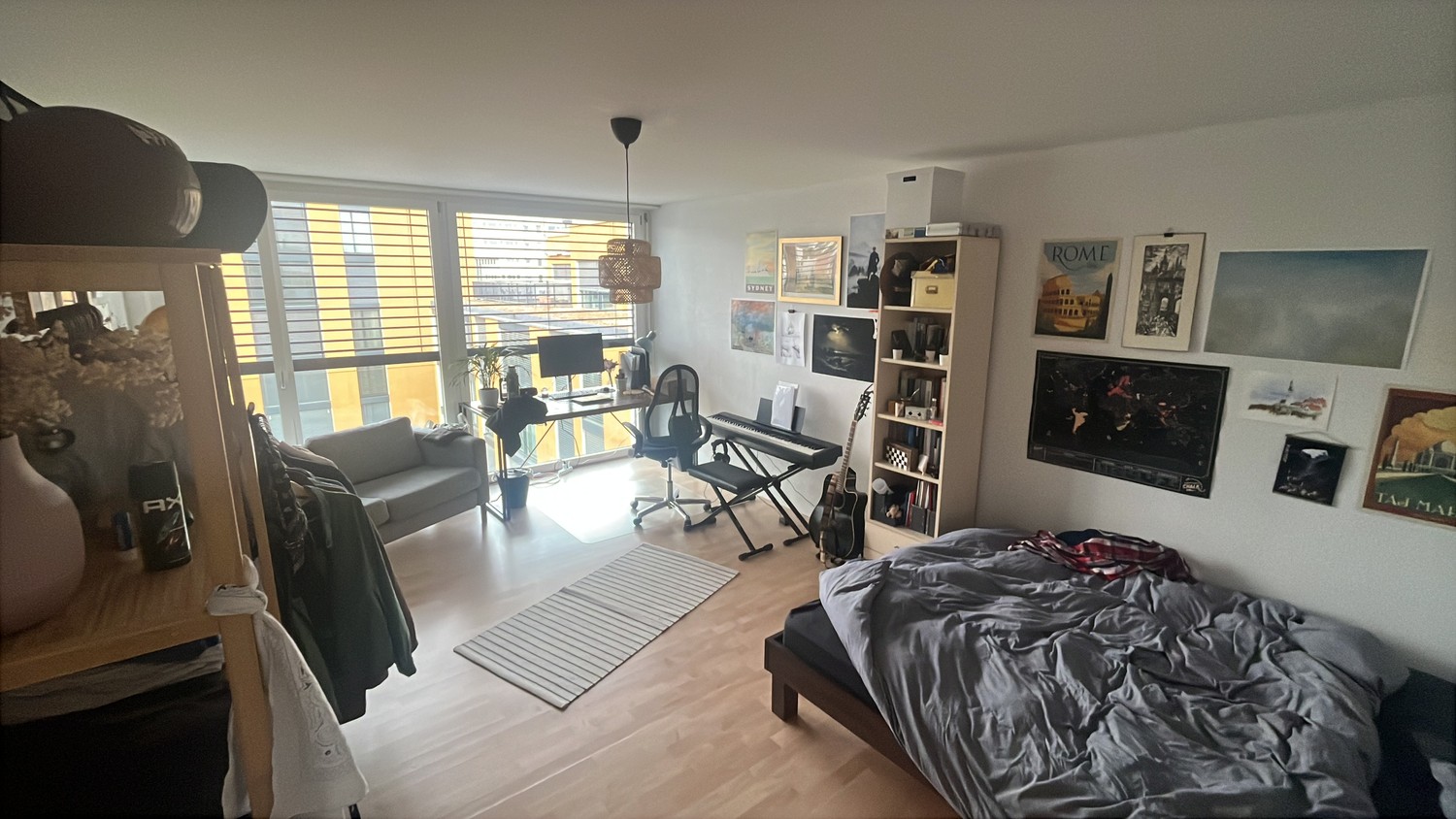 Chambre en colocation

Je pars en courtes vacances et je sous-loue ma chambre pour un séjour temporaire !
La sous-location s'étend du 30 septembre au 14 octobre. Le loyer mensuel est de 1'190 francs, donc pour le **séjour de 14 jours, cela sera de 555 francs**, charges comprises.

La chambre elle-mê