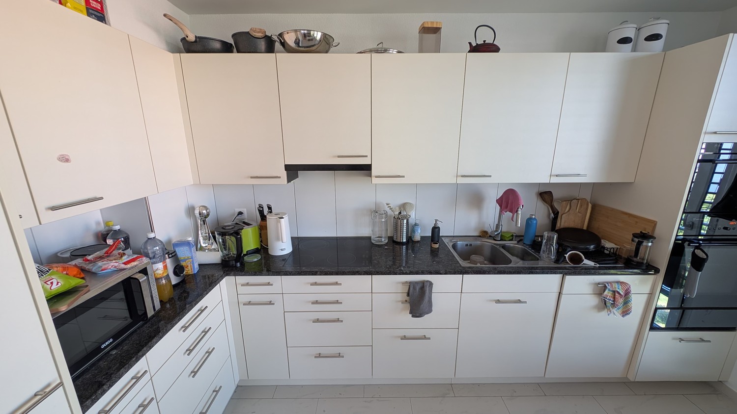 Chambre en colocation

Je pars en courtes vacances et je sous-loue ma chambre pour un séjour temporaire !
La sous-location s'étend du 30 septembre au 14 octobre. Le loyer mensuel est de 1'190 francs, donc pour le **séjour de 14 jours, cela sera de 555 francs**, charges comprises.

La chambre elle-mê