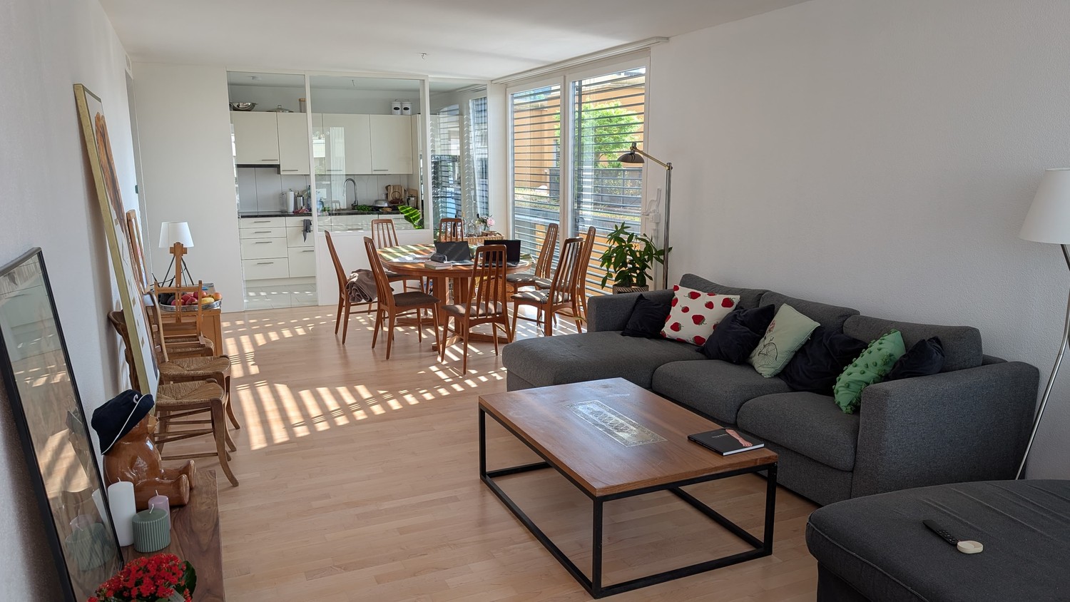 Chambre en colocation

Je pars en courtes vacances et je sous-loue ma chambre pour un séjour temporaire !
La sous-location s'étend du 30 septembre au 14 octobre. Le loyer mensuel est de 1'190 francs, donc pour le **séjour de 14 jours, cela sera de 555 francs**, charges comprises.

La chambre elle-mê