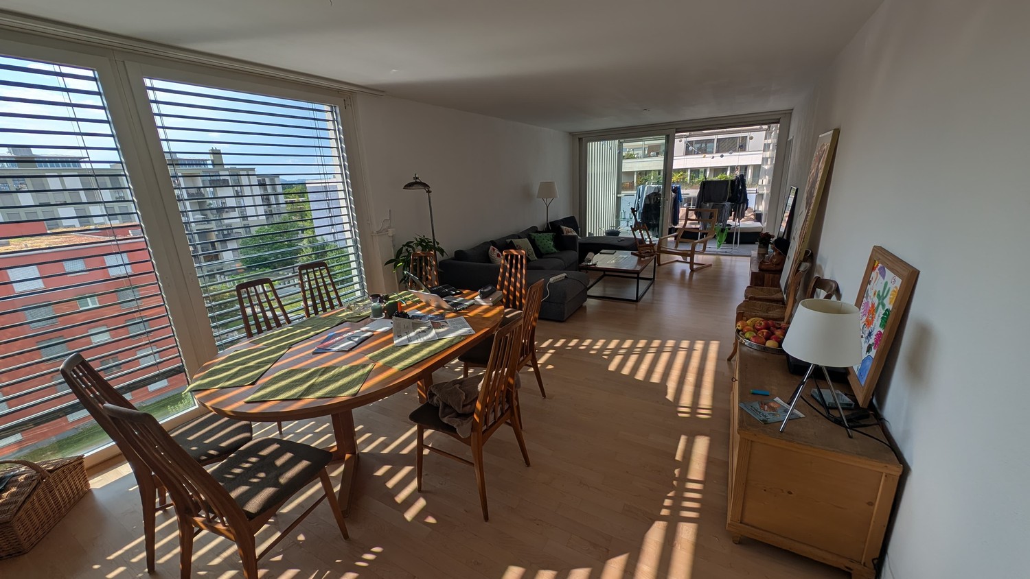 Chambre en colocation

Je pars en courtes vacances et je sous-loue ma chambre pour un séjour temporaire !
La sous-location s'étend du 30 septembre au 14 octobre. Le loyer mensuel est de 1'190 francs, donc pour le **séjour de 14 jours, cela sera de 555 francs**, charges comprises.

La chambre elle-mê