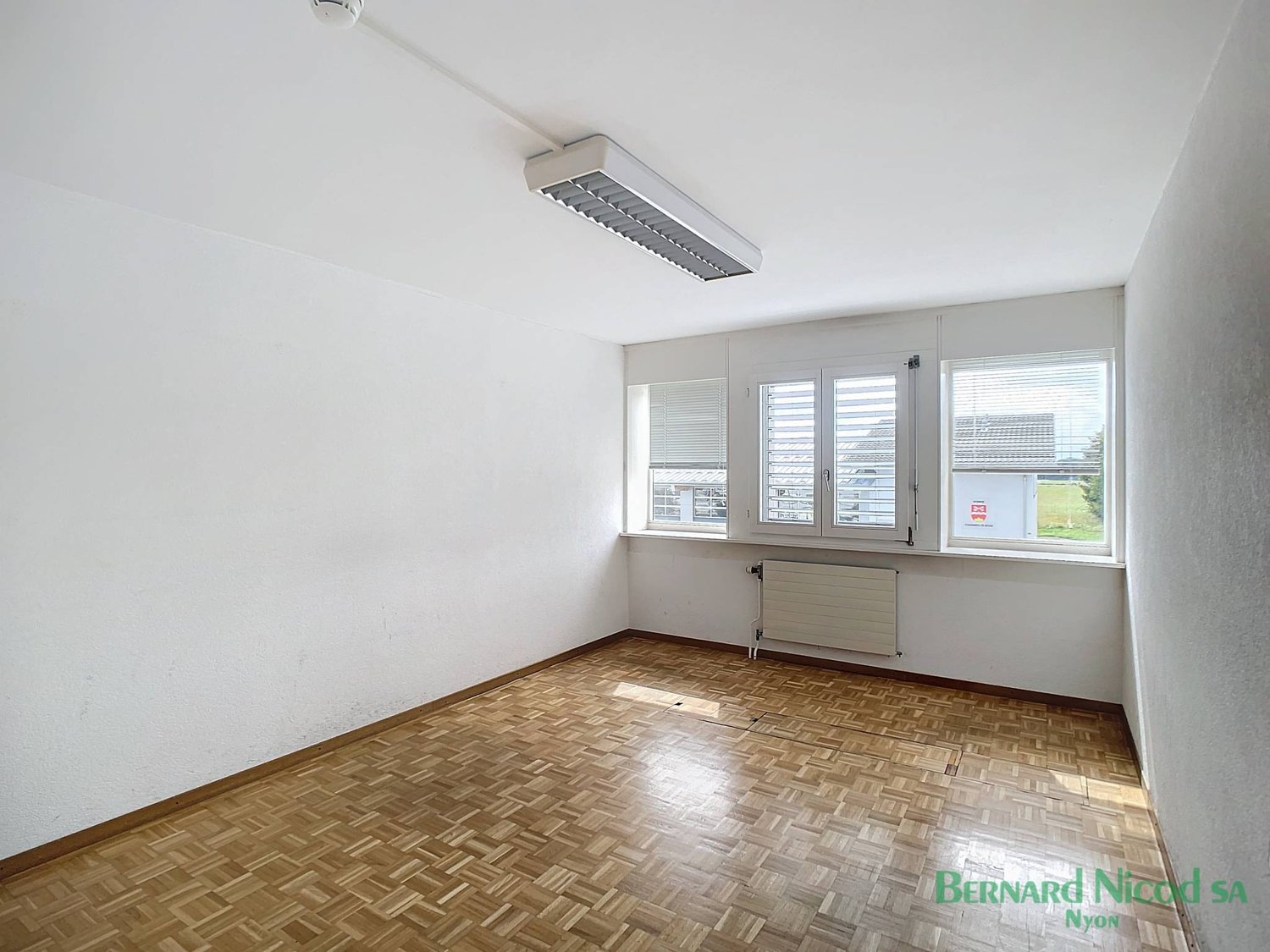 302m² office