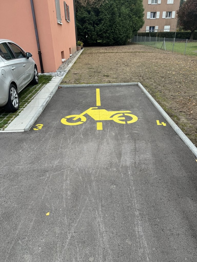Covered bike parking, photo 2 sur 2