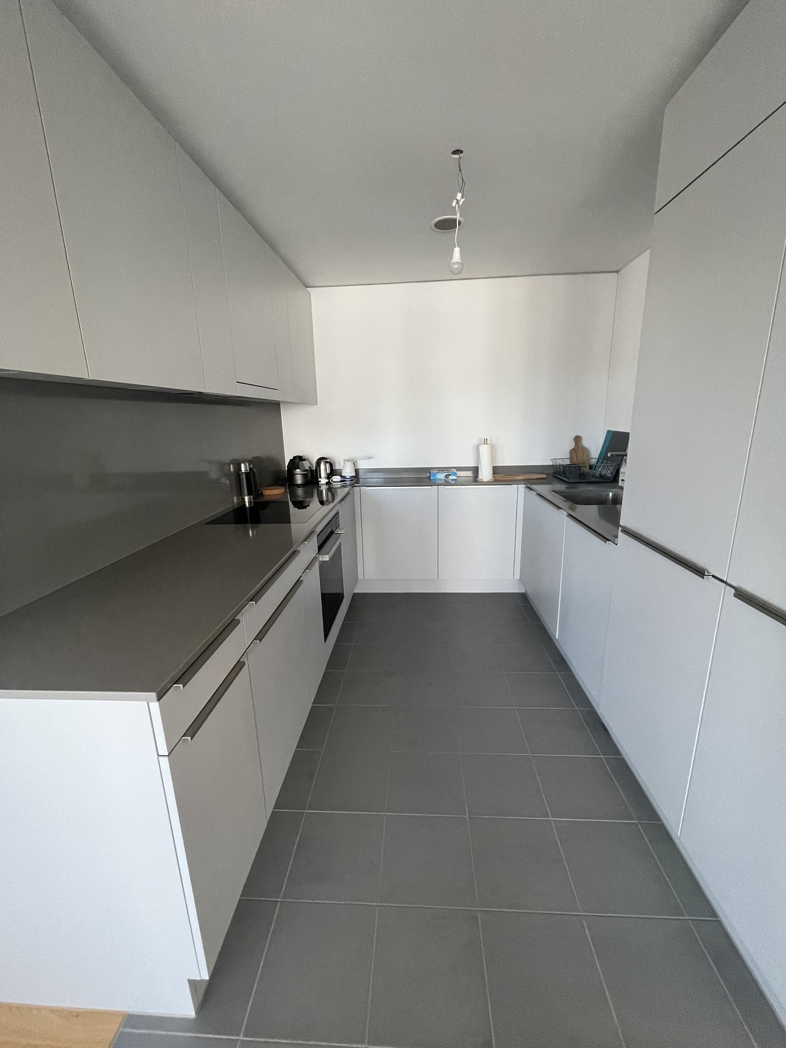 Appartement lumineux et moderne de 93 m² au 10ème étage d'un immeuble construit en 2022. L'appartement dispose de 2 chambres, 2 salles de bain ainsi que d'un lave-linge, d'un sèche-linge et d'un lave-vaisselle. Une grande cave est également à disposition.

Prix du loyer : CHF 2’984.– par mois (loyer