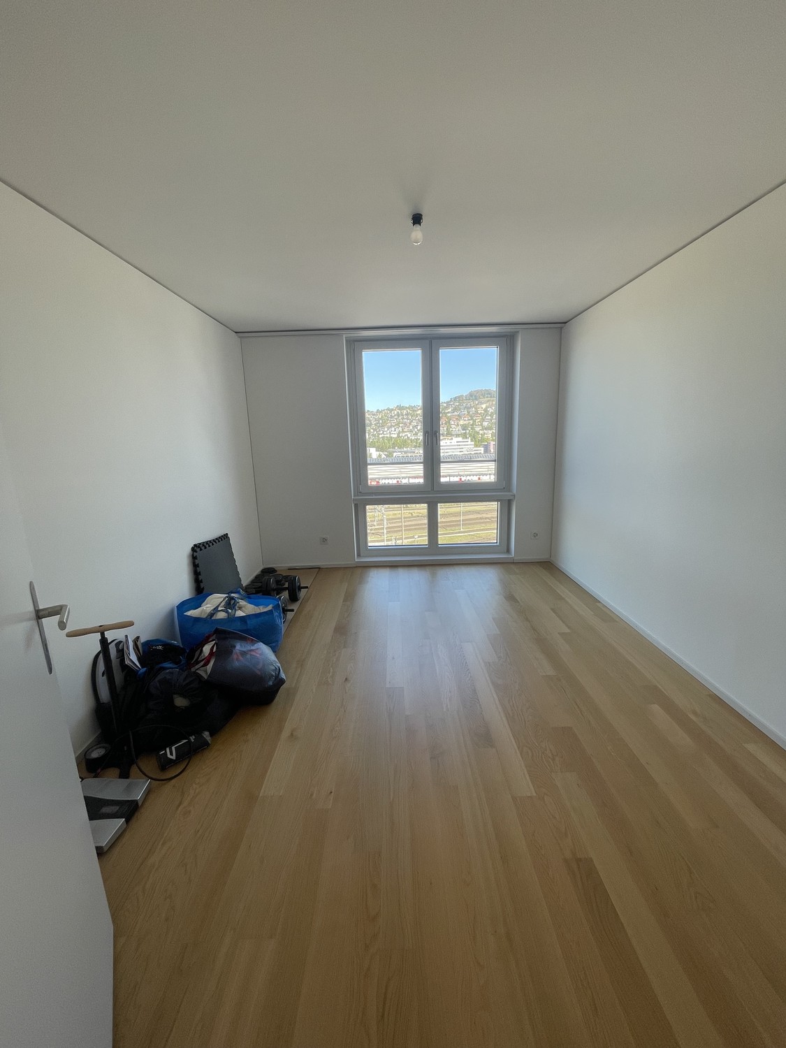 Appartement lumineux et moderne de 93 m² au 10ème étage d'un immeuble construit en 2022. L'appartement dispose de 2 chambres, 2 salles de bain ainsi que d'un lave-linge, d'un sèche-linge et d'un lave-vaisselle. Une grande cave est également à disposition.

Prix du loyer : CHF 2’984.– par mois (loyer