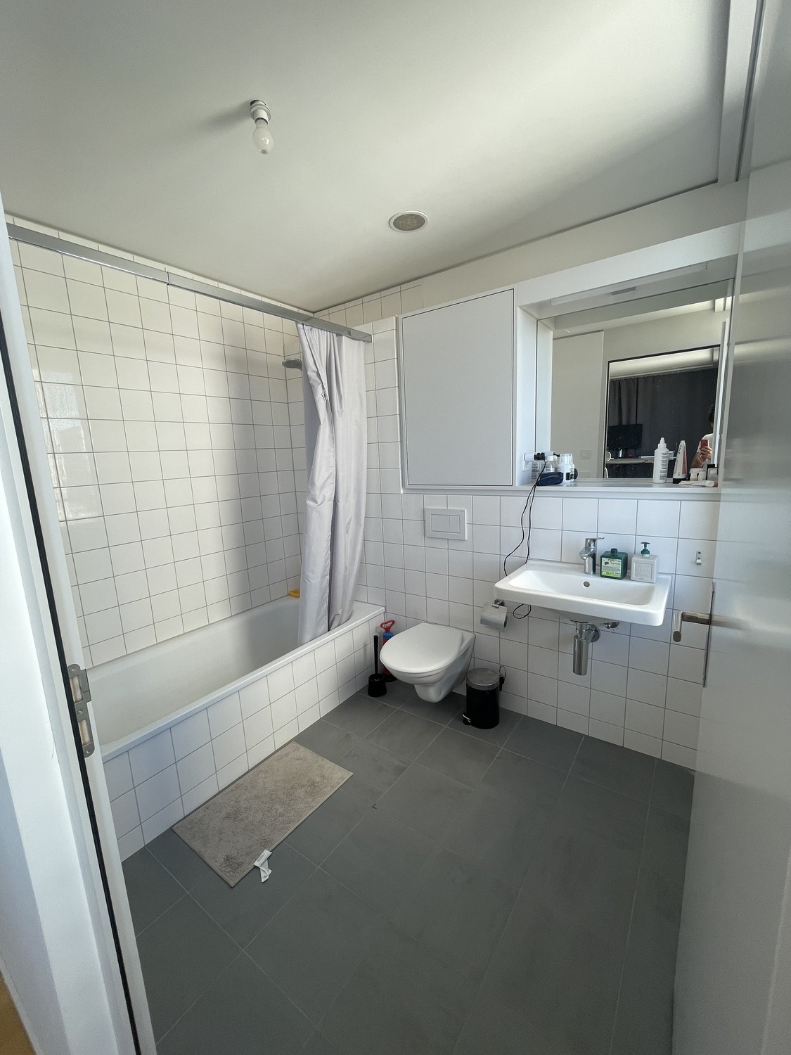 Appartement lumineux et moderne de 93 m² au 10ème étage d'un immeuble construit en 2022. L'appartement dispose de 2 chambres, 2 salles de bain ainsi que d'un lave-linge, d'un sèche-linge et d'un lave-vaisselle. Une grande cave est également à disposition.

Prix du loyer : CHF 2’984.– par mois (loyer