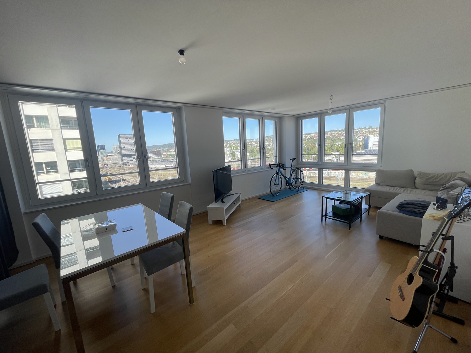 Appartement lumineux et moderne de 93 m² au 10ème étage d'un immeuble construit en 2022. L'appartement dispose de 2 chambres, 2 salles de bain ainsi que d'un lave-linge, d'un sèche-linge et d'un lave-vaisselle. Une grande cave est également à disposition.

Prix du loyer : CHF 2’984.– par mois (loyer