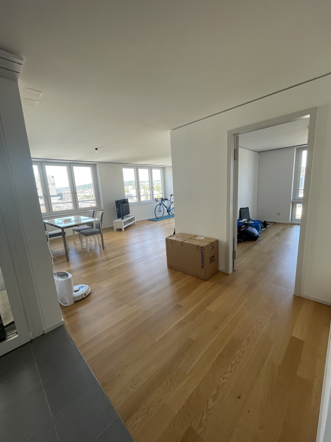Appartement lumineux et moderne de 93 m² au 10ème étage d'un immeuble construit en 2022. L'appartement dispose de 2 chambres, 2 salles de bain ainsi que d'un lave-linge, d'un sèche-linge et d'un lave-vaisselle. Une grande cave est également à disposition.

Prix du loyer : CHF 2’984.– par mois (loyer