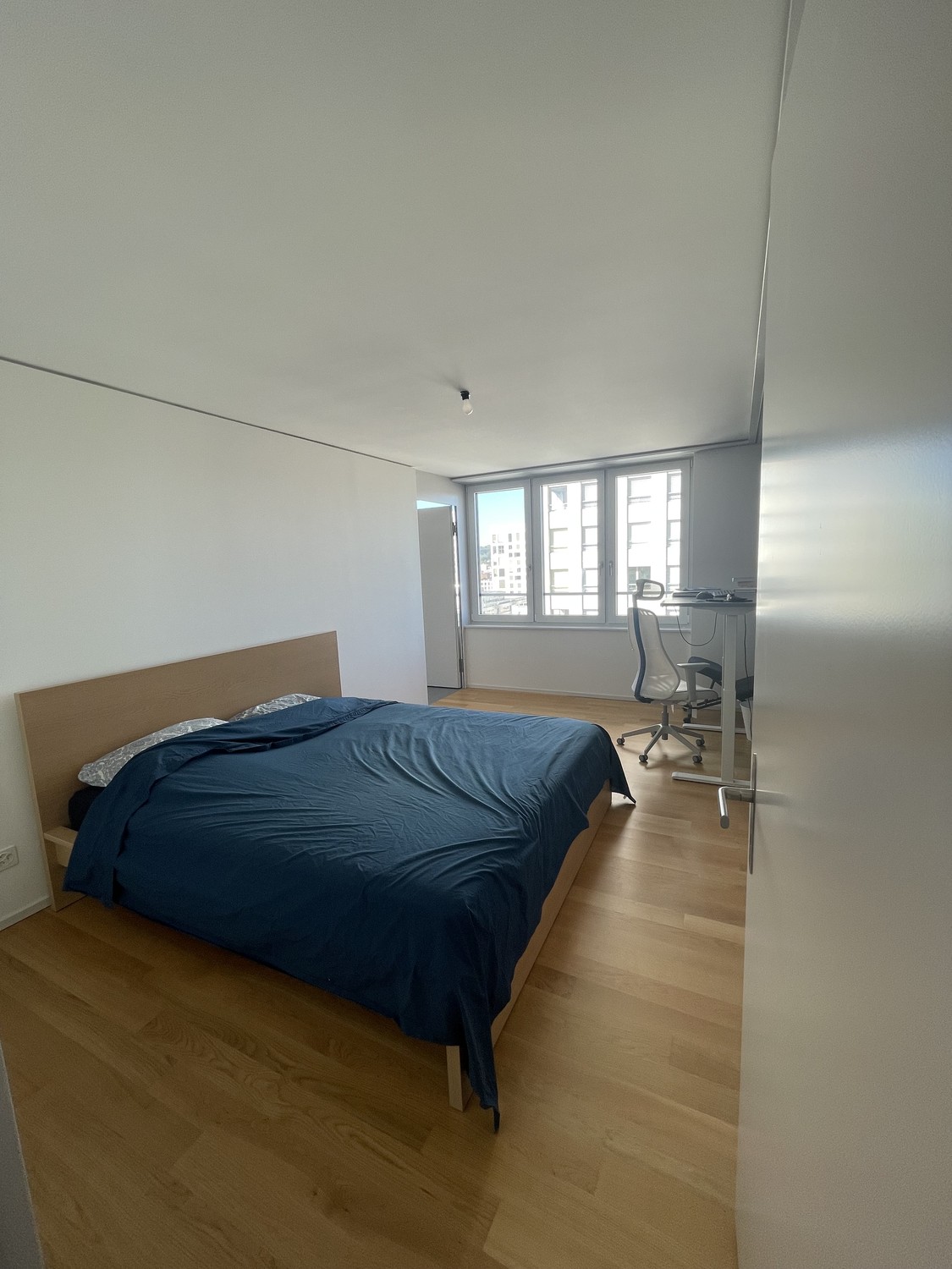 Appartement lumineux et moderne de 93 m² au 10ème étage d'un immeuble construit en 2022. L'appartement dispose de 2 chambres, 2 salles de bain ainsi que d'un lave-linge, d'un sèche-linge et d'un lave-vaisselle. Une grande cave est également à disposition.

Prix du loyer : CHF 2’984.– par mois (loyer