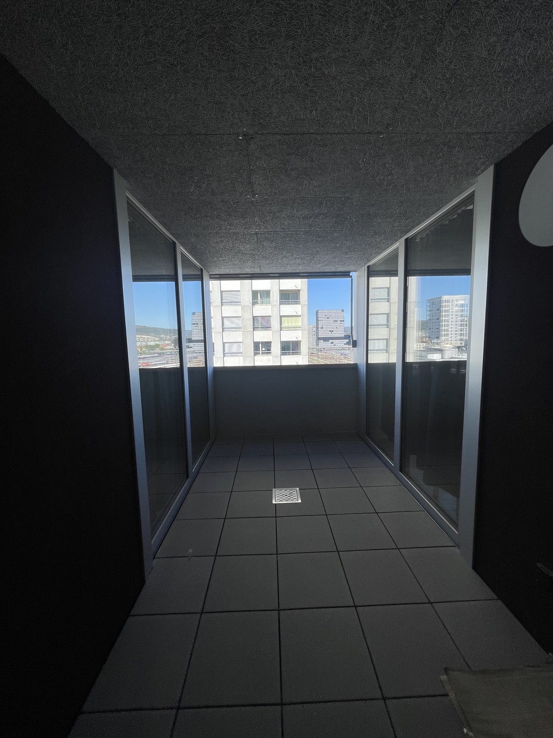 Appartement lumineux et moderne de 93 m² au 10ème étage d'un immeuble construit en 2022. L'appartement dispose de 2 chambres, 2 salles de bain ainsi que d'un lave-linge, d'un sèche-linge et d'un lave-vaisselle. Une grande cave est également à disposition.

Prix du loyer : CHF 2’984.– par mois (loyer
