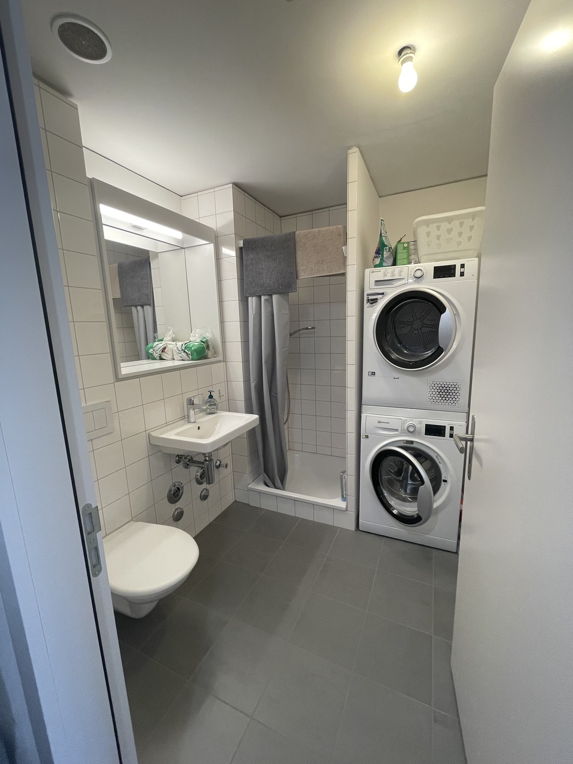Appartement lumineux et moderne de 93 m² au 10ème étage d'un immeuble construit en 2022. L'appartement dispose de 2 chambres, 2 salles de bain ainsi que d'un lave-linge, d'un sèche-linge et d'un lave-vaisselle. Une grande cave est également à disposition.

Prix du loyer : CHF 2’984.– par mois (loyer