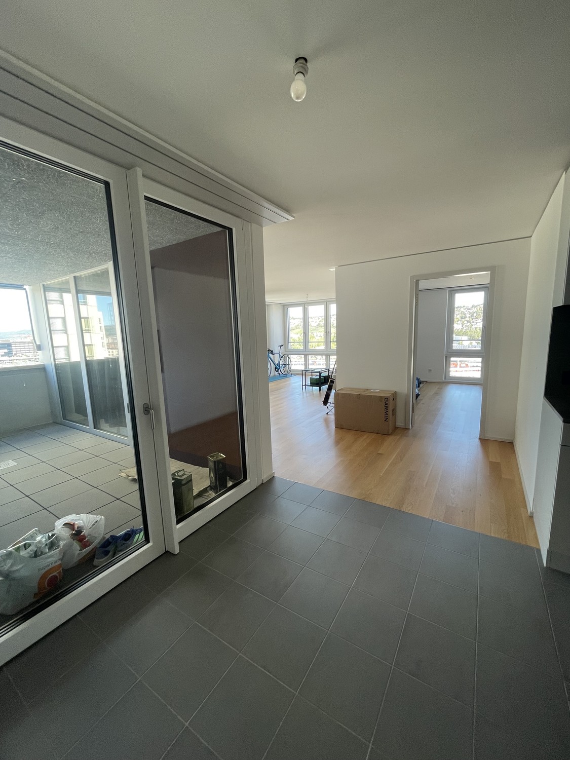 Appartement lumineux et moderne de 93 m² au 10ème étage d'un immeuble construit en 2022. L'appartement dispose de 2 chambres, 2 salles de bain ainsi que d'un lave-linge, d'un sèche-linge et d'un lave-vaisselle. Une grande cave est également à disposition.

Prix du loyer : CHF 2’984.– par mois (loyer