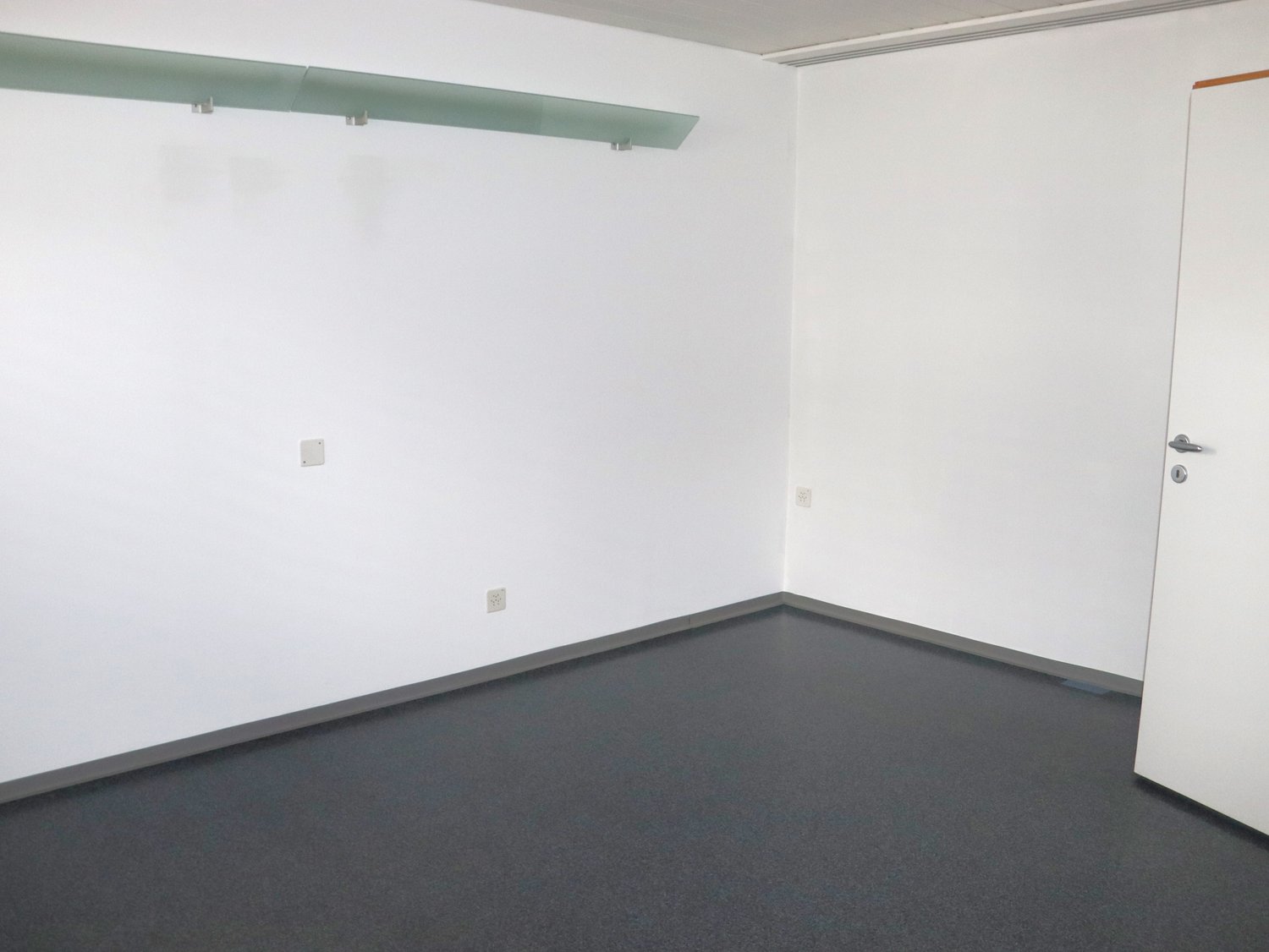 136m² commercial, photo 3 sur 10