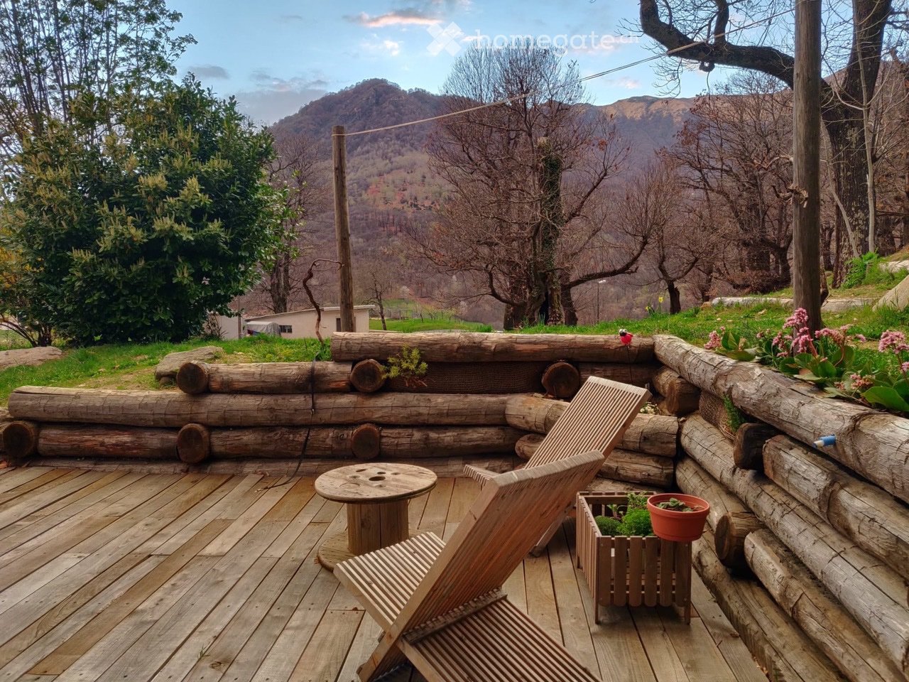 Appartement avec chambre, dressing, salle de bain avec douche et buanderie personnelle, grande zone de séjour avec cuisine ouverte, terrasse, jardin et place de parc. Loyer 1200 + charges 200 sans décompte