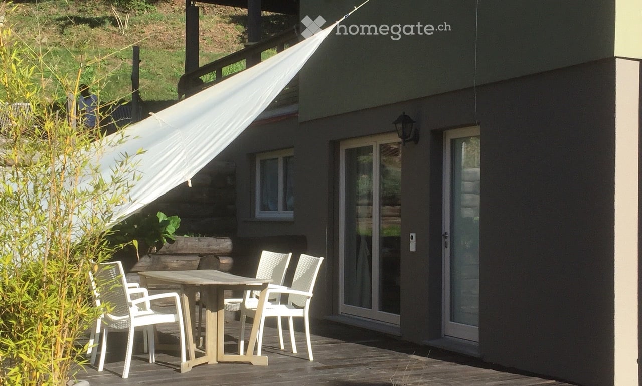 Appartement avec chambre, dressing, salle de bain avec douche et buanderie personnelle, grande zone de séjour avec cuisine ouverte, terrasse, jardin et place de parc. Loyer 1200 + charges 200 sans décompte
