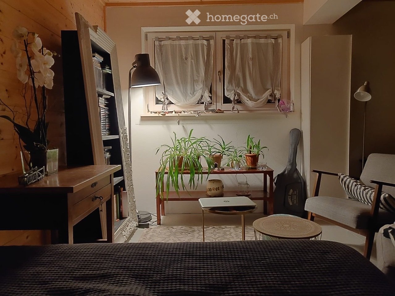 Appartement avec chambre, dressing, salle de bain avec douche et buanderie personnelle, grande zone de séjour avec cuisine ouverte, terrasse, jardin et place de parc. Loyer 1200 + charges 200 sans décompte