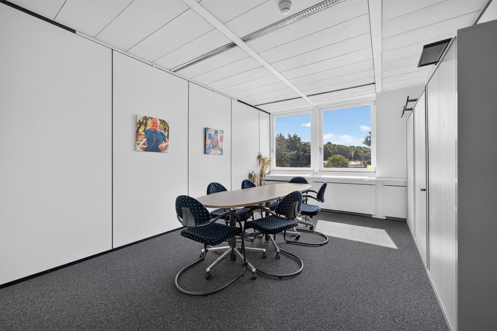 352m² office