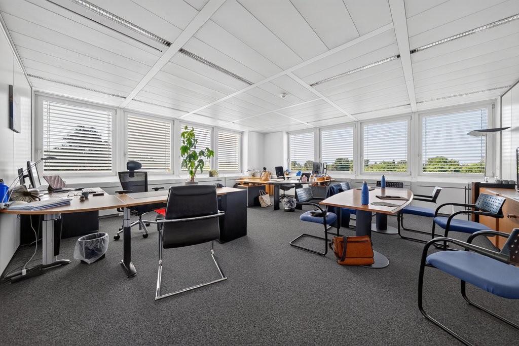 352m² office