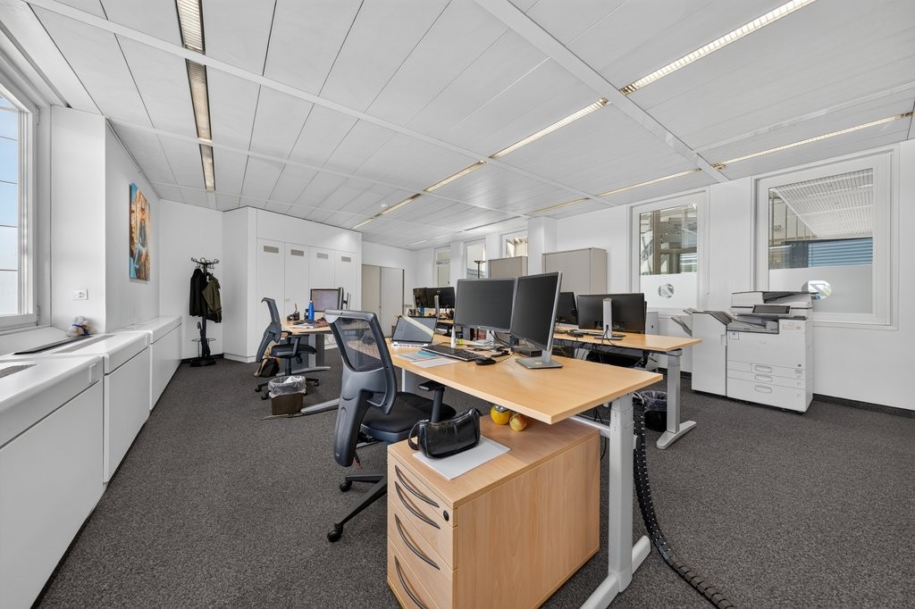 352m² office