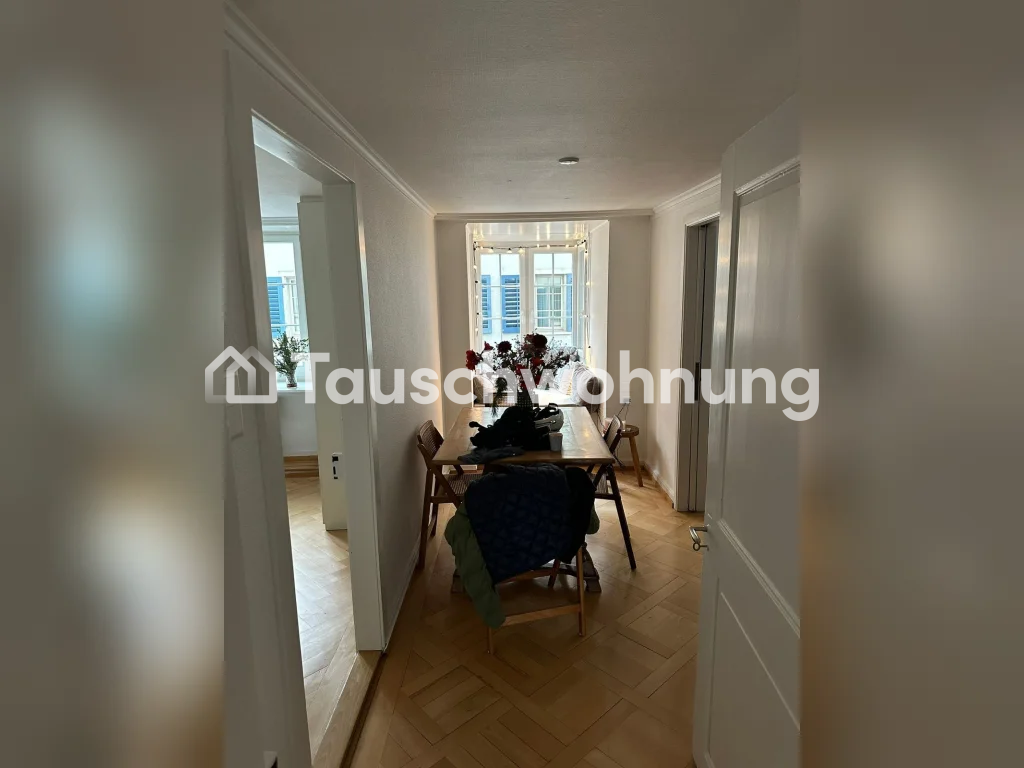 Bijou d'ancien, Rennweg, pas de voisins dans l'immeuble (seul). 
Tu cherches un appartement de 2,5 pièces à Zurich Kreis 1 ? Je propose exactement cela ! Il fait 55 m² et le loyer est de 2450 CHF. Si tu as un appartement plus grand à Zurich avec au moins 3 pièces et 80 m² et que tu es intéressé par , photo 1 sur 7